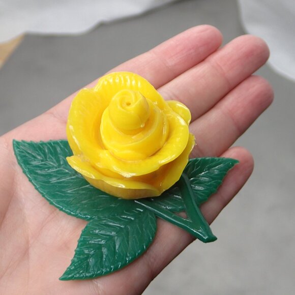 Vintage 1960s Plastic Rare Rose Salt and Pepper Shakers Flower Matching Pair - Picture 14 of 14